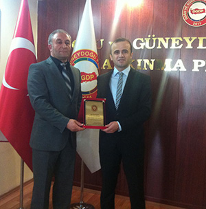 Milletvekili Fehmi Küpçü'ye hizmet ödülü verildi.