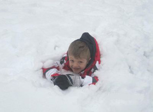 6 yaşındaki miniğin kar banyosu keyfi
