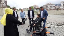 13 YAŞINDAKİ SPİNA BİFİDA HASTASI ÇOCUĞUN AKÜLÜ ARAÇ SEVİNCİ YÜREKLERİ ISITTI