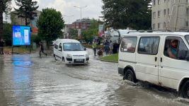 ALT GEÇİTLER GÖLE DÖNDÜ: SUYUN İÇİNDE DAKİKALARCA PLAKASINI ARADI