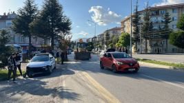 BOLU'DA İKİ OTOMOBİL ÇARPIŞTI: 4 YAŞINDAKİ KIZ VE ANNESİ YARALANDI