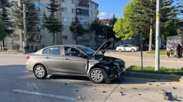 BOLU'DA İKİ OTOMOBİL ÇARPIŞTI: 4 YAŞINDAKİ KIZ VE ANNESİ YARALANDI