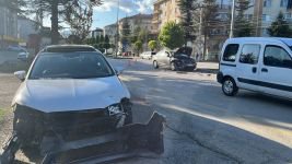 BOLU'DA İKİ OTOMOBİL ÇARPIŞTI: 4 YAŞINDAKİ KIZ VE ANNESİ YARALANDI