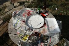 BOLU'DA PARKTA ALKOLLÜ ALEM VE ÇÖP BIRAKMA SKANDALI... ÖZCAN’DAN SORUMLULARA ÇOK SERT TEPKİ