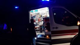 CANLI TAVUK YÜKLÜ KAMYON VİRAJI ALAMAYARAK DEVRİLDİ