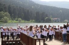 DEPREMZEDE KÜÇÜK MÜZİSYENLERDEN BOLU’DA KEMAN KONSERİ