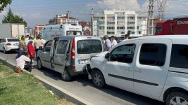 DÜĞÜN KONVOYUNDA ZİNCİRLEME KAZA: 2 YARALI