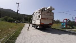 ELEKTRİK KABLOLARINA TAKILAN KAMYON DİREĞİ YERİNDEN SÖKTÜ