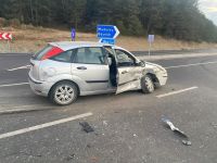 HAFİF TİCARİ ARAÇ İLE OTOMOBİL ÇARPIŞTI: 3 YARALI