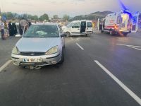 HAFİF TİCARİ ARAÇ İLE OTOMOBİL ÇARPIŞTI: 3 YARALI