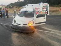 HAFİF TİCARİ ARAÇ İLE OTOMOBİL ÇARPIŞTI: 3 YARALI