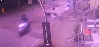 KASKSIZ SÜRÜCÜ MOTOSİKLETTEN  DÜŞTÜ.... KAFASINI KALDIRIMA ÇARPTI