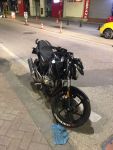 KASKSIZ SÜRÜCÜ MOTOSİKLETTEN  DÜŞTÜ.... KAFASINI KALDIRIMA ÇARPTI