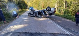 KİRALIK OTOMOBİLLE TAKLA ATTILAR: 3 YARALI