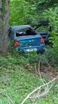 KONTROLDEN ÇIKAN OTOMOBİL UÇURUMA YUVARLANDI: 2 YARALI