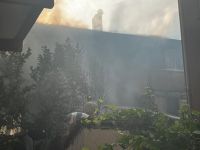 MÜŞTEMİLATTA BAŞLAYAN YANGIN EVE SIÇRADI... VATANDAŞLAR SOKAĞA DÖKÜLDÜ