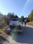 OTOMOBİL AĞAÇLIK ALANA UÇTU: 2 YARALI