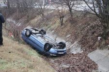 OTOMOBİL SU KANALINA UÇTU: 1 YARALI