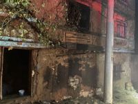 PEKMEZ KAYNATMAK İÇİN  YAKTIĞI ATEŞLE EVİ VE ARACI YANDI