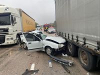 TIRA ÇARPAN OTOMOBİL HURDAYA DÖNDÜ: SÜRÜCÜ AĞIR YARALI