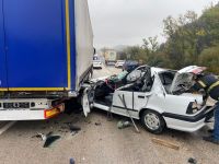 TIRA ÇARPAN OTOMOBİL HURDAYA DÖNDÜ: SÜRÜCÜ AĞIR YARALI