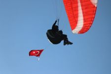 TÜRK BAYRAKLARIYLA DAĞIN ZİRVESİNDEN UÇTULAR