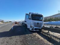 UYUDUĞU İDDİA EDİLEN TIR ŞOFÖRÜ OTOYOLDA BARİYERLERE ÇARPTI