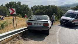 VİRAJI  ALAMAYAN  OTOMOBİL BARİYERLERE ÇARPTI: 1 YARALI