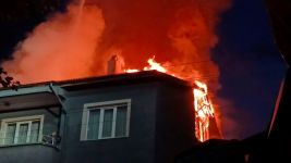 YILDIRIM DÜŞEN EVİN ÇATISI ALEV ALEV YANDI