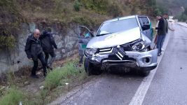 YOLDAN ÇIKAN PİKAP DUVARA ÇARPTI: 4 YARALI