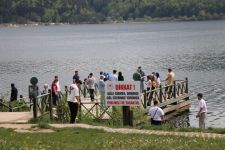 BOLU'DA BAYRAMDA ABANT'A AKIN! TATİLCİLER GÖL KENARINI DOLDURDU