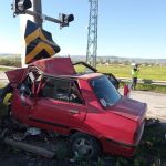 BOLU'DA FECİ KAZA! YÖN DİREĞİNE ÇARPAN OTOMOBİLDE 2 KİŞİ HAYATINI KAYBETTİ