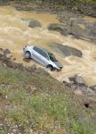 YEDİGÖLLER YOLUNDA DEREYE UÇAN OTOMOBİLİN SÜRÜCÜSÜ KAZAYI UCUZ ATLATTI